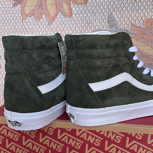 Vans Men’s Sk8-Hi
Pig Suede Grape Leaf
VN0A4BVT50K
Sneakers - Picture 15 of 16